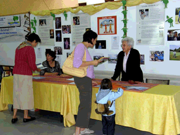 Bénévoles de Source Vive au  forum des associations de L'Isle-Adam